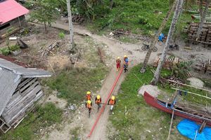 Warga Desa Karang Brak Kini Nikmati Listrik PLN.jpg