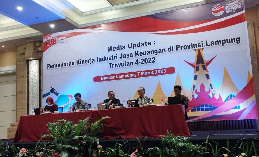 Kepala OJK Lampung Bambang Hermanto (tengah) dalam acara Media Update Perkembangan Industri Jasa Keuangan di Provinsi Lampung Triwulan IV 2022, bersama insan media pada Selasa, 7 Maret 2023.