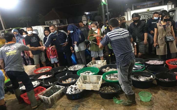 Aktivitas transaksi di Pasar Ikan Balekambang Solo.
