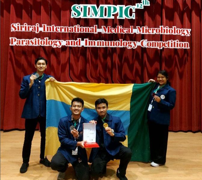 Mahasiswa FK Unair yang berjaya di ajang Olimpiade SIMPIC di Thailand. 