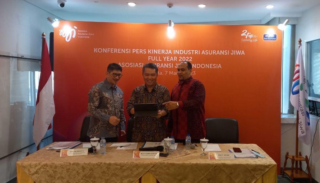 (ki-ka) Ketua Bidang Keuangan, Permodalan, Investasi dan Pajak AAJI, Simon Imanto, Ketua Dewan Pengurus AAJI, Budi Tampubolon, dan Ketua Bidang Produk, Manajemen Risiko, GCG AAJI, Fauzi Arfan dalam konferensi pers kinerja industri asuransi di kantor AAJI, Selasa, 7 Maret 2023. 