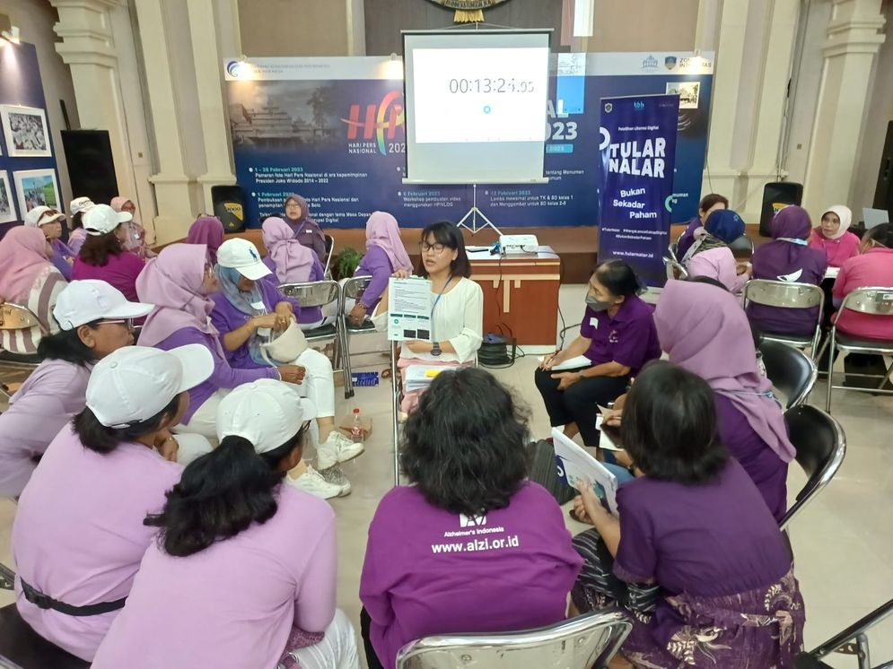 Pelatihan literasi digital Tular Nalar yang digelar Kumpulan Emak Blogger (KEB) Solo bekerja sama dengan Ikatan Keluarga Wartawan Indonesia (IKWI) Surakarta dan Komunitas Alzheimer (Alzi) Soloraya. 