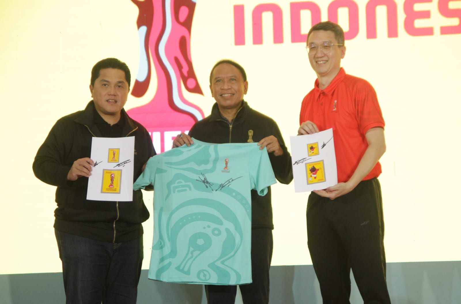 Ketua Umum PSSI, Erick Thohir (kiri) bersama Menteri Pemuda dan Olahraga, Zainudin Amali (tengah) dan perwakilan apparel Juara merilis merchandise resmi Piala Dunia U-20 2023 di Jakarta, Rabu 8 Maret 2023.