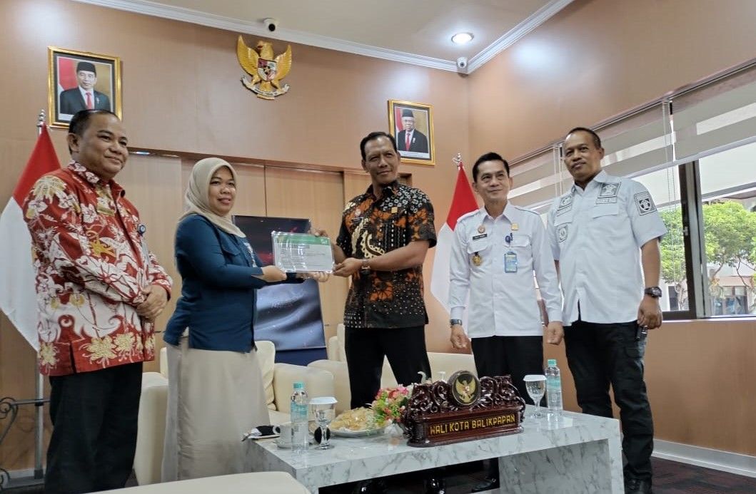 penyerahan kartu BPJS Kesehatan gratis diberikan Kabid Perluasan Pengawasan dan Pemeriksa Peserta BPJS Kesehatan Balikpapan, Noormini kepada Kepala Lapas IIA Balikpapan, Pujiono Slamet yang disaksikan langsung Asisten III Bidang Administrasi Umum Sekretariat Kota Balikpapan, Andi Muhammad Yusri dan Direktur Bimbingan Kemasyarakatan dan Perawatan (Bimkemaswat) Kemenkum Ham RI, Elly Yuzar di VIP Room Balai Kota Balikpapan, Kamis (9/3/2023)