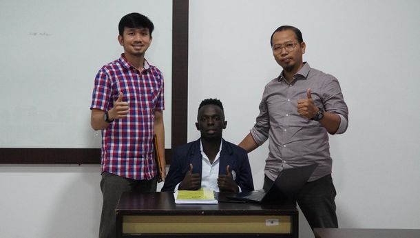 Mahasiswa Asing asal Uganda Sandang Gelar Sarjana di Prodi Manajemen IIB Darmajaya