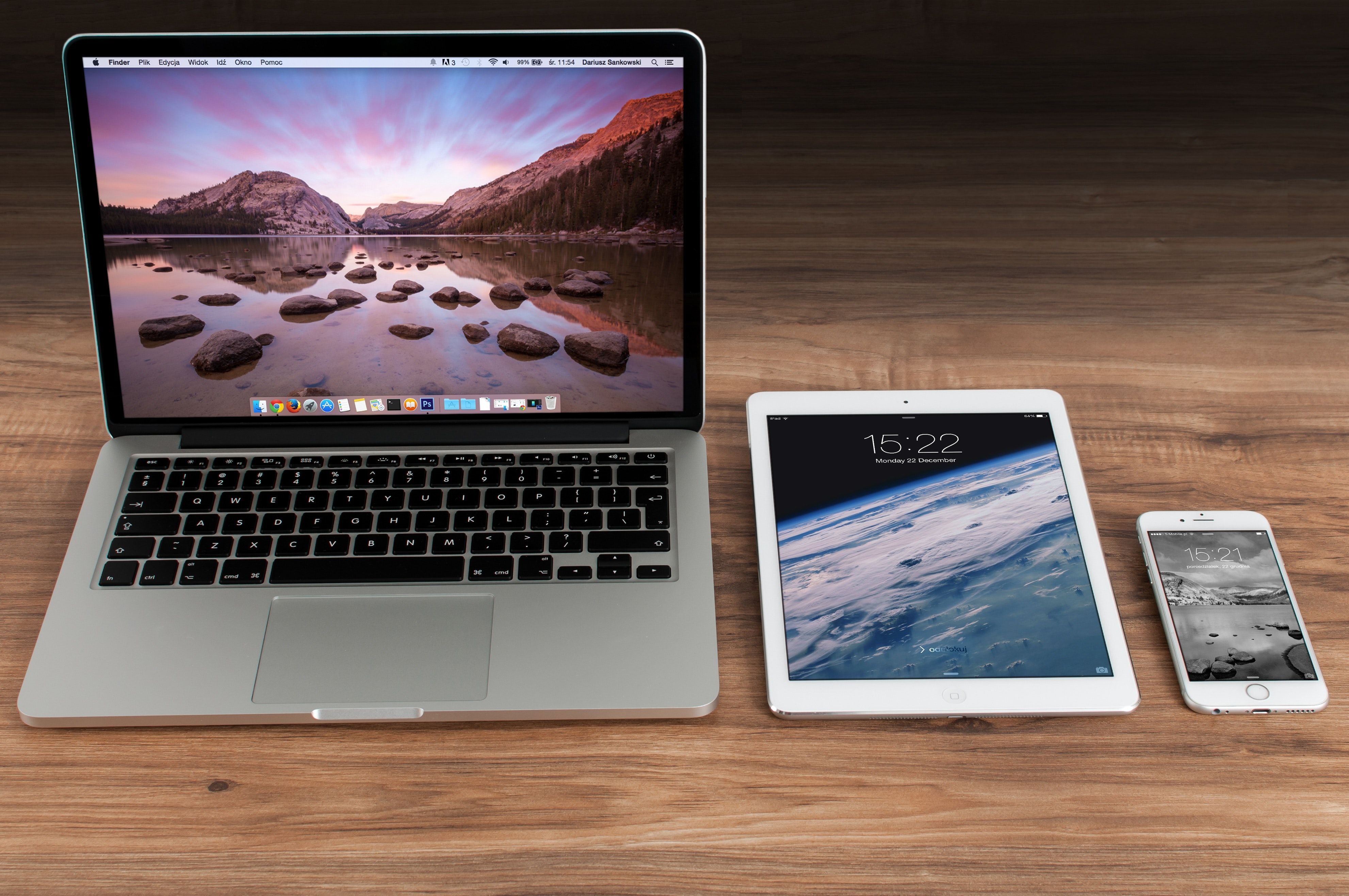 Photo by Pixabay: https://www.pexels.com/photo/macbook-pro-beside-white-ipad-4158/