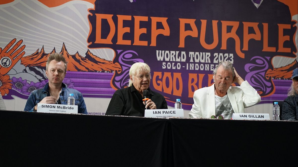 Drumer Deep Purple, Ian Gillan (tengah),  memberi pernyataan dalam jumpa pers konser World Tour 2023 di Solo, Kamis 9 Maret 2023.