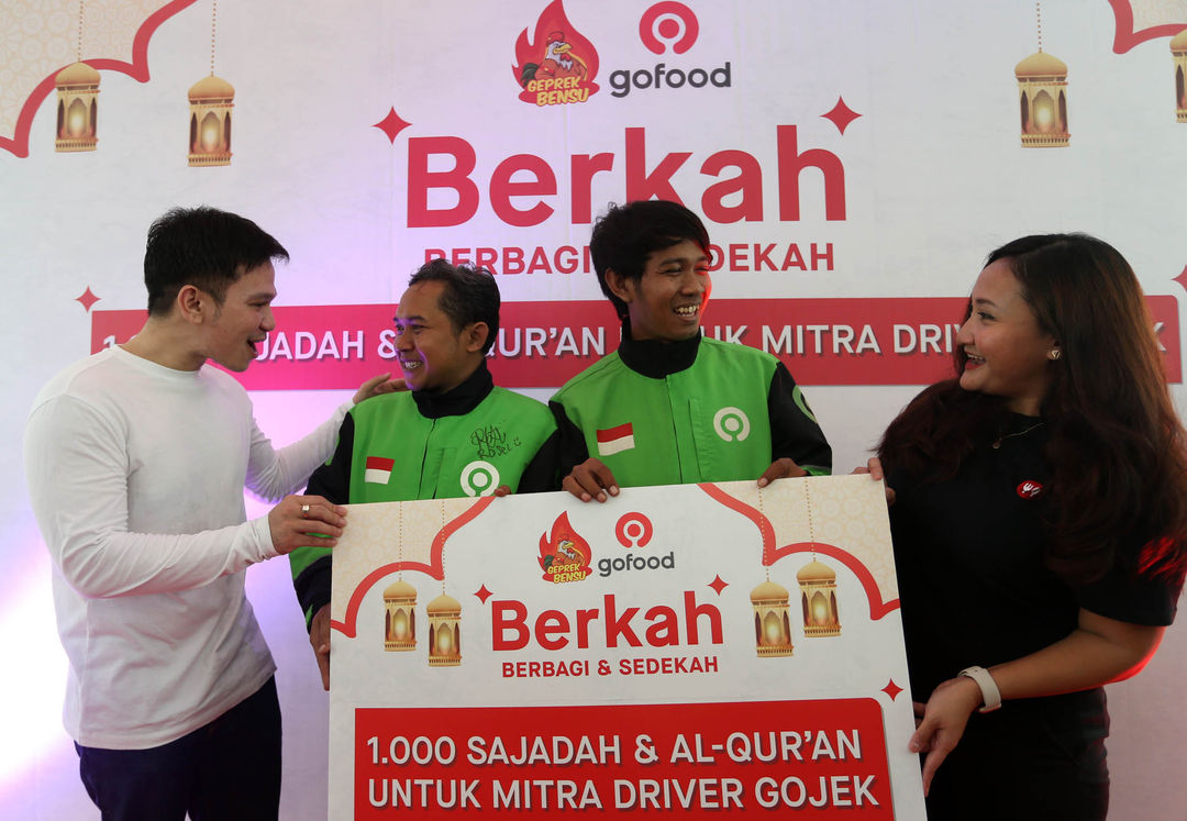 Head of Product Communications Gojek Rosel Lavina bersama Owner & Director of Geprek Bensu Jordi Onsu dan perwakilan mitra saat konferensi pers peluncuran program Berkah (Berbagi dan Sedekah), kegiatan sosial terbaru yang akan dilakukan selama bulan Ramadhan. Melalui program ini, Geprek Bensu mempermudah pelanggan setianya bersedekah ke mitra driver Gojek melalui pembelian menu paket Berkah, Jumat 10 Maret 2023. Foto : Panji Asmoro/TrenAsia 