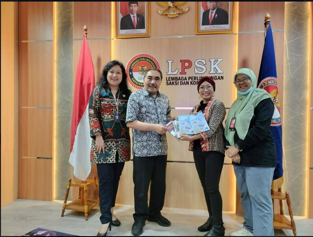 Sekjen Aliansi Jurnalis Independen (AJI) Indonesia, Ika Ningtyas (kedua dari kanan) disambut Ketua Lembaga Perlindungan Saksi dan Korban (LPSK), Hasto Atmojo (kedua dari kiri) di Kantor LPSK, 7 Maret 2023.