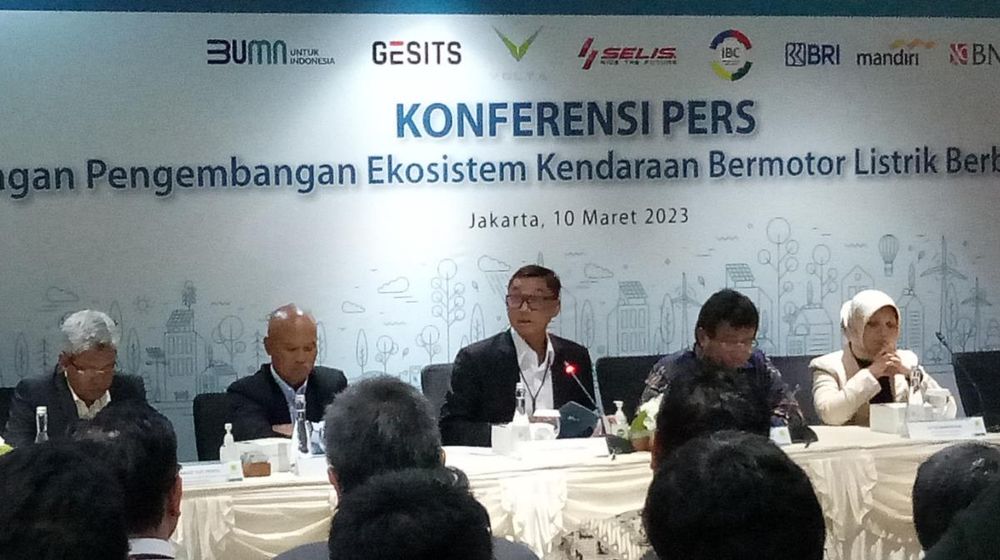 Darmawan Prasodjo Konferensi Pers Dukungan Pengembangan Ekosistem Kendaraan Bermotor Listrik Berbasis Baterai di kantornya=.jpeg