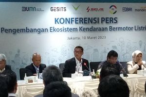 Darmawan Prasodjo Konferensi Pers Dukungan Pengembangan Ekosistem Kendaraan Bermotor Listrik Berbasis Baterai di kantornya=.jpeg