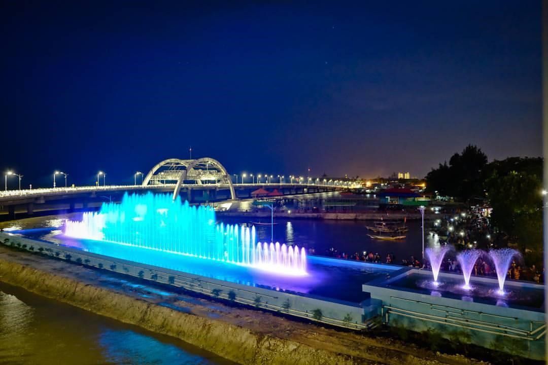 Air Mancur Menari di Jembatan Suroboyo