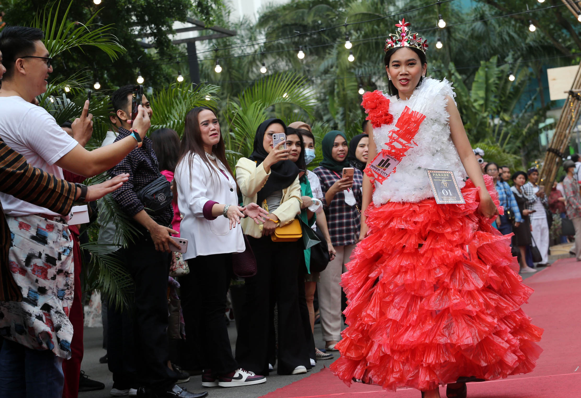 Nampak para peserta dengan pakaian dari bahan limbah daur ulang saat mengikuti Fashion Recycle Parade yang merupakan bagian dari rangkaian perayaan Hari Ulang Tahun (HUT) Inner City Management (ICM) ke-17 di Jakarta. Jumat 10 Maret 2023. Foto : Panji Asmoro/TrenAsia