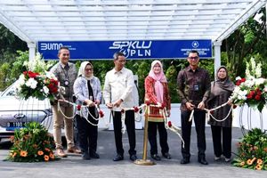 Kepala Sekretariat Presiden (Kasetpres) Heru Budi Hartono meresmikan Stasiun Pengisian Kendaraan Listrik Umum (SPKLU) pertama di Istana Kepresidenan Bogor, Kota Bogor, Provinsi Jawa Barat, pada Jumat, 10 Maret 2023. 