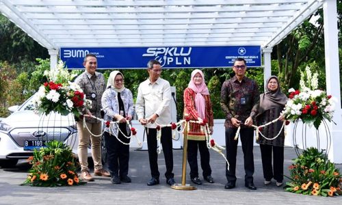 Kepala Sekretariat Presiden (Kasetpres) Heru Budi Hartono meresmikan Stasiun Pengisian Kendaraan Listrik Umum (SPKLU) pertama di Istana Kepresidenan Bogor, Kota Bogor, Provinsi Jawa Barat, pada Jumat, 10 Maret 2023. 