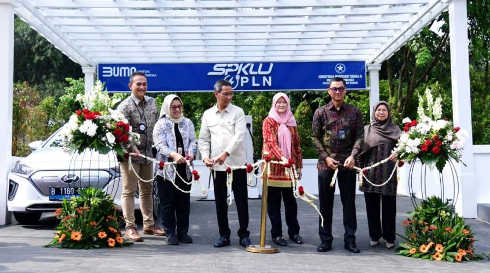 Kepala Sekretariat Presiden (Kasetpres) Heru Budi Hartono meresmikan Stasiun Pengisian Kendaraan Listrik Umum (SPKLU) pertama di Istana Kepresidenan Bogor, Kota Bogor, Provinsi Jawa Barat, pada Jumat, 10 Maret 2023. 