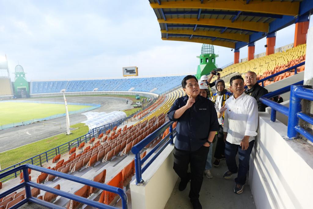 Ketua Umum PSSI, Erick Thohir (kiri) mengecek kelayakan Stadion Si Jalak Harupat, Kabupaten Bandung, untuk venue Piala Dunia U-20 2023, akhir pekan lalu.