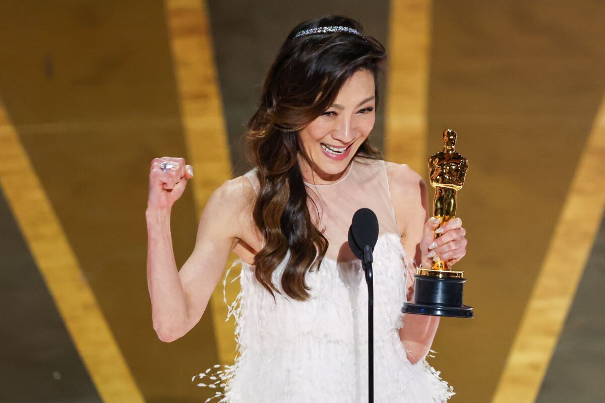 Michelle Yeoh bersama trofi Piala Oscar perdananya.