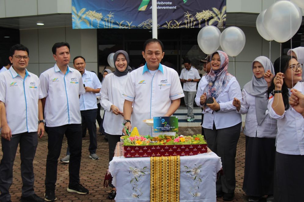 Pelepasan rangkaian balon bersurai tulisan “HUT 27 PTPN Celebrate Achievement” di halaman Kantor Direksi PTPN VII menandai rangkaian acara HUT ke 27 PTPN VII pada Senin, 13 Maret 2023