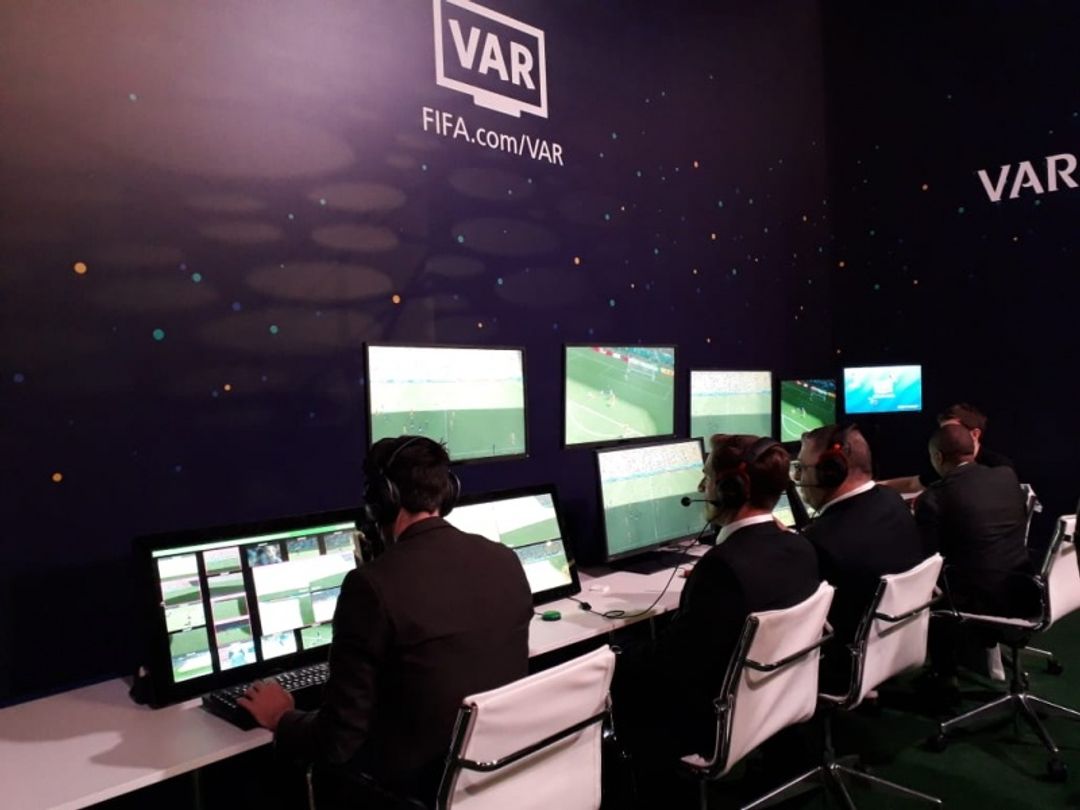 Ilustrasi penggunaan video assistant referee (VAR).