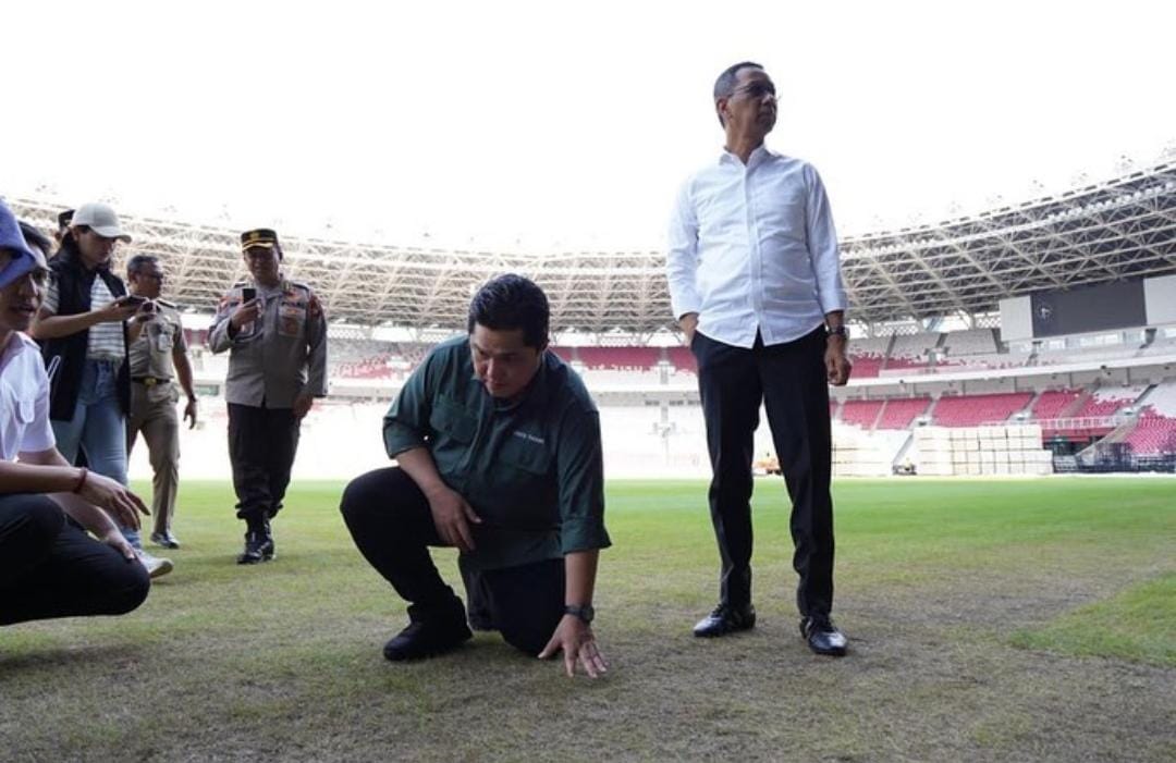 Ketua Umum PSSI, Erick Thohir (kedua dari kanan) dan Pj Gubernur DKI Jakarta, Heru Budi Hartono (kanan) mengecek kondisi Stadion Utama Gelora Bung Karno, Jakarta, Senin 13 Maret 2023. 