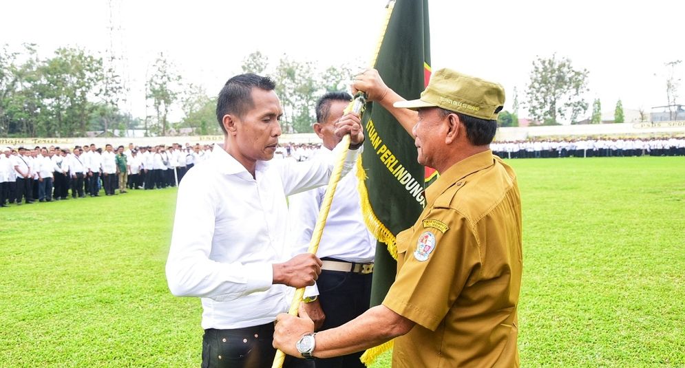 Bupati Deliserdang Ashari Tambunan mengukuhkan 11.600 petugas Satlinmas se-Kabupaten  Deliserdang