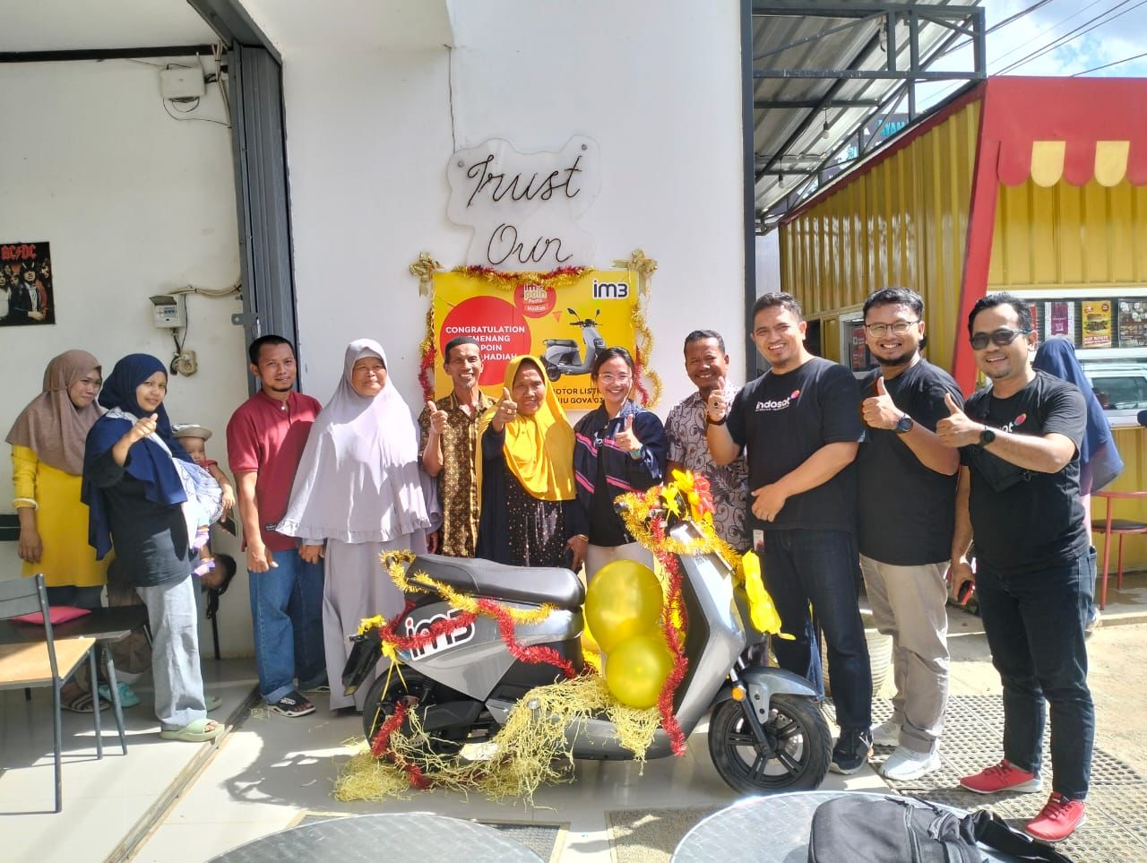 Indosat Serah Terimakan Hadiah Pemenang IMPoin Pesta Hadiah 2022 di Balikpapan