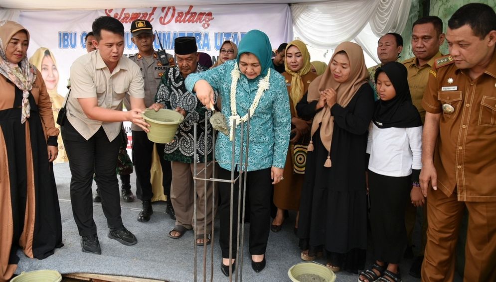 Ketua TPPKK Sumut Nawal Lubis melakukan peletakan batu pertama pembangunan LPK Yayasan   Qaulum Adzani Salon di Kabupaten Langkat