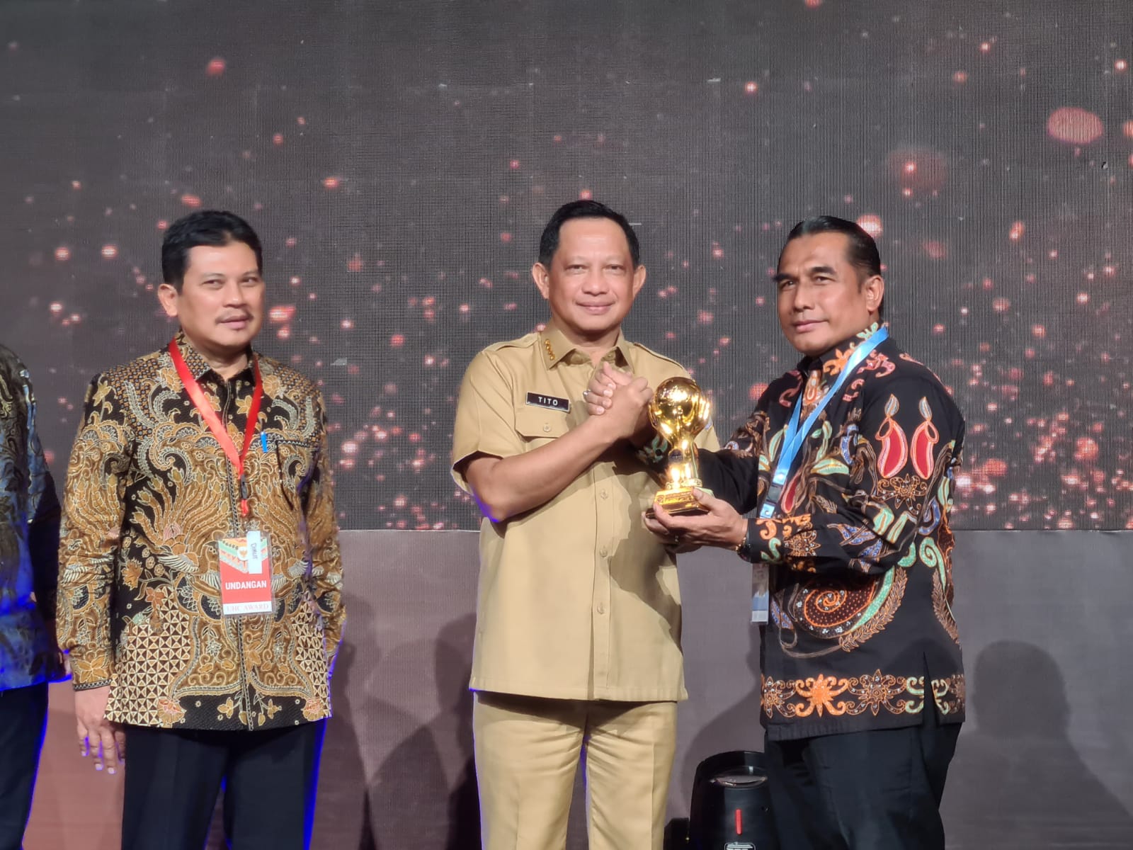 Balikpapan Berhasil Menerima Penghargaan UHC Awards BPJS