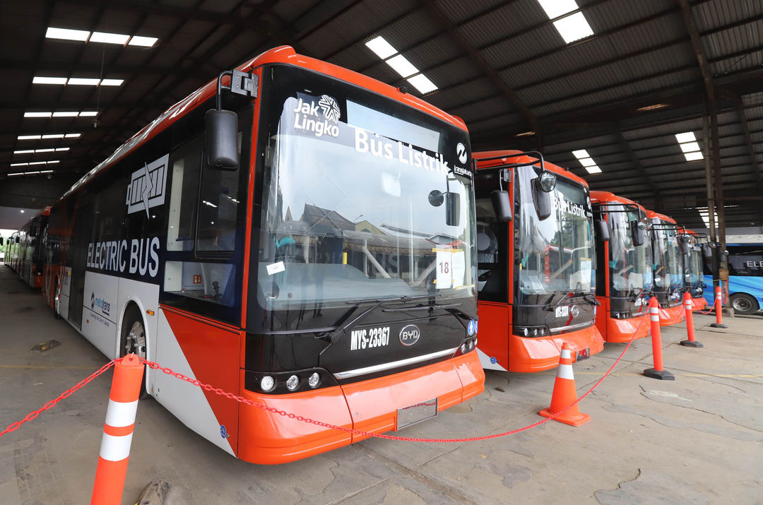 T VKTR Teknologi Mobilitas Tbk (VKTR) resmi menyerahkan 22 unit bus listrik kepada PT Mayasari Bakti yang merupakan kelanjutan dari penggunaan 30 bus sejenis ber-merk BYD jenis K-9 lowdeck yang telah beroperasi sebelumnya. Pasokan bus listrik ini merupakan komitmen dalam mendukung upaya pemerintah melakukan transisi menuju penggunaan energi hijau, terutama di bidang elektrifikasi transportasi di DKI Jakarta.Selasa 14 Maret 2023. Foto : Panji Asmoro/TrenAsia