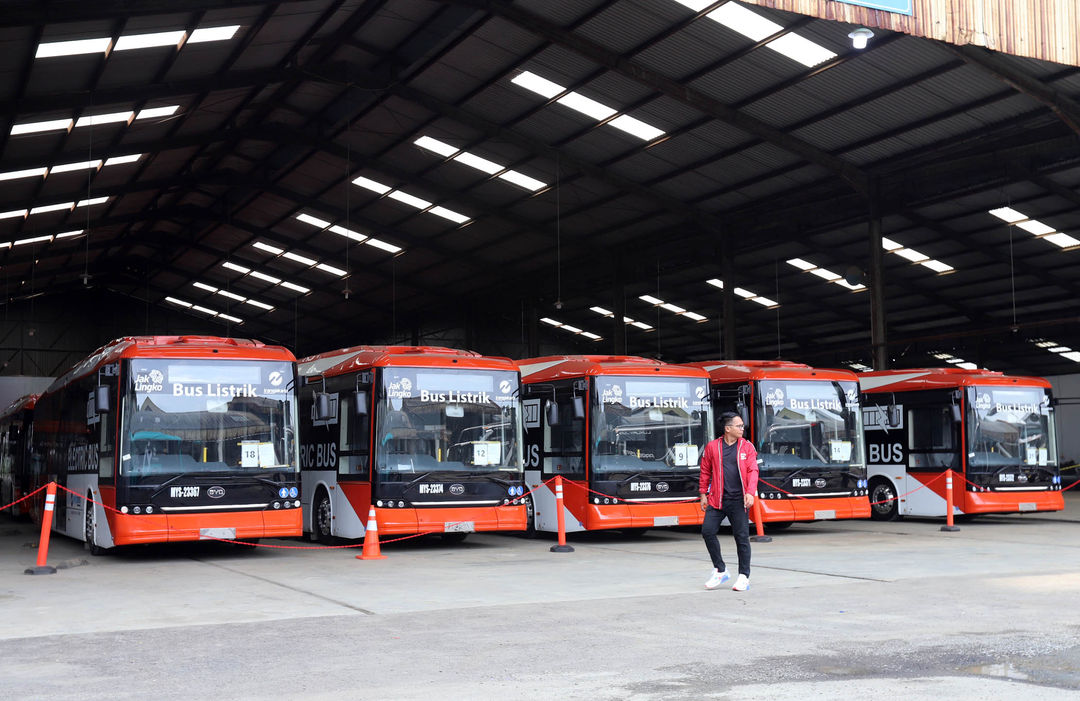 T VKTR Teknologi Mobilitas Tbk (VKTR) resmi menyerahkan 22 unit bus listrik kepada PT Mayasari Bakti yang merupakan kelanjutan dari penggunaan 30 bus sejenis ber-merk BYD jenis K-9 lowdeck yang telah beroperasi sebelumnya. Pasokan bus listrik ini merupakan komitmen dalam mendukung upaya pemerintah melakukan transisi menuju penggunaan energi hijau, terutama di bidang elektrifikasi transportasi di DKI Jakarta.Selasa 14 Maret 2023. Foto : Panji Asmoro/TrenAsia