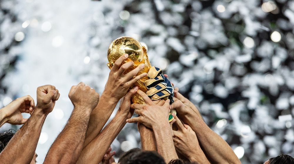 Italy team raise 2006 World Cup trophy 061422.jpg