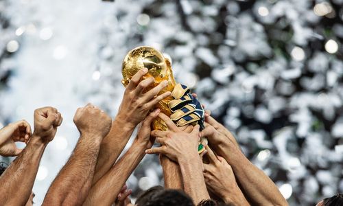 Italy team raise 2006 World Cup trophy 061422.jpg