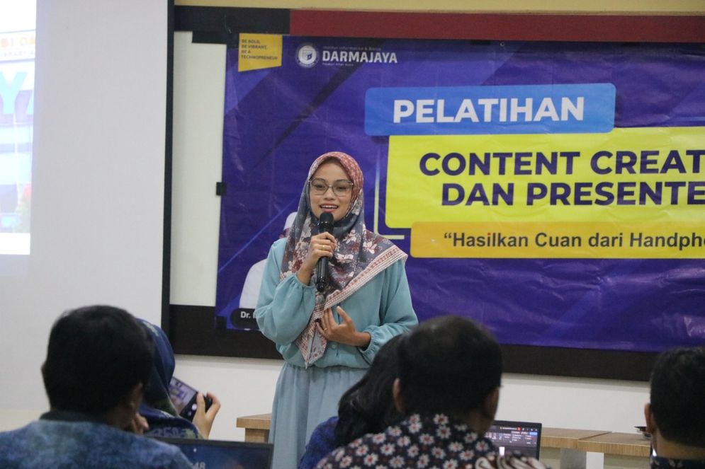 Institut Informatika dan Bisnis (IIB) Darmajaya menggelar Pelatihan Content Creator dan Presenter kepada mahasiswa dan karyawan. 