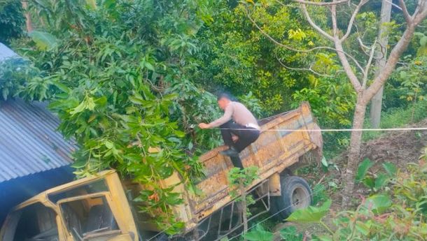 Diduga Rem Blong, Dump Truck di Manggarai Ini Hantam Rumah Warga, Pengemudi Meninggal Dunia