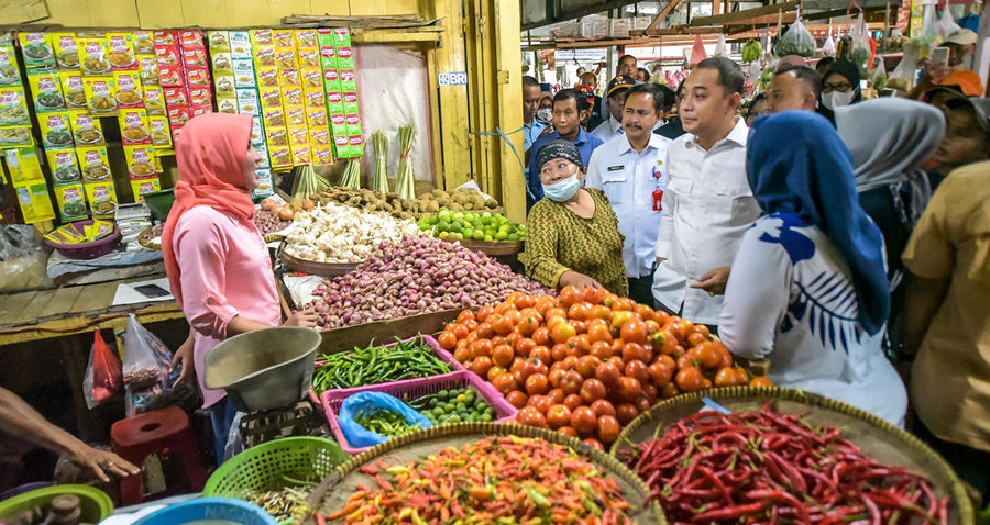 Wali Kota Surabaya, Eri Cahyadi, mengecek harga kebutuhan pokok di Pasar Pucang Anom, Surabaya belum lama ini.