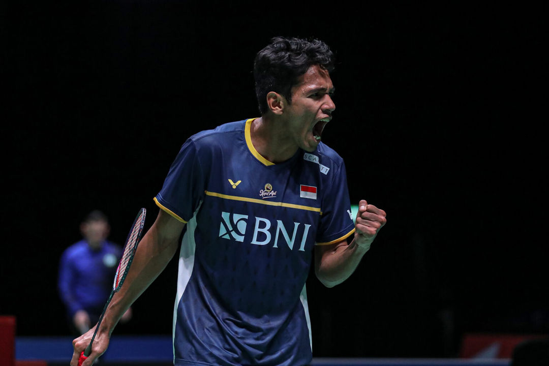 Ekspresi tunggal putra Indonesia, Chico Aura Dwi Wardoyo,  usai mengalahkan wakil Malaysia, Daren Liew, 21-9, 21-16 di babak 32 besar All England 2023, Kamis 16 Maret 2023 dini hari WIB.