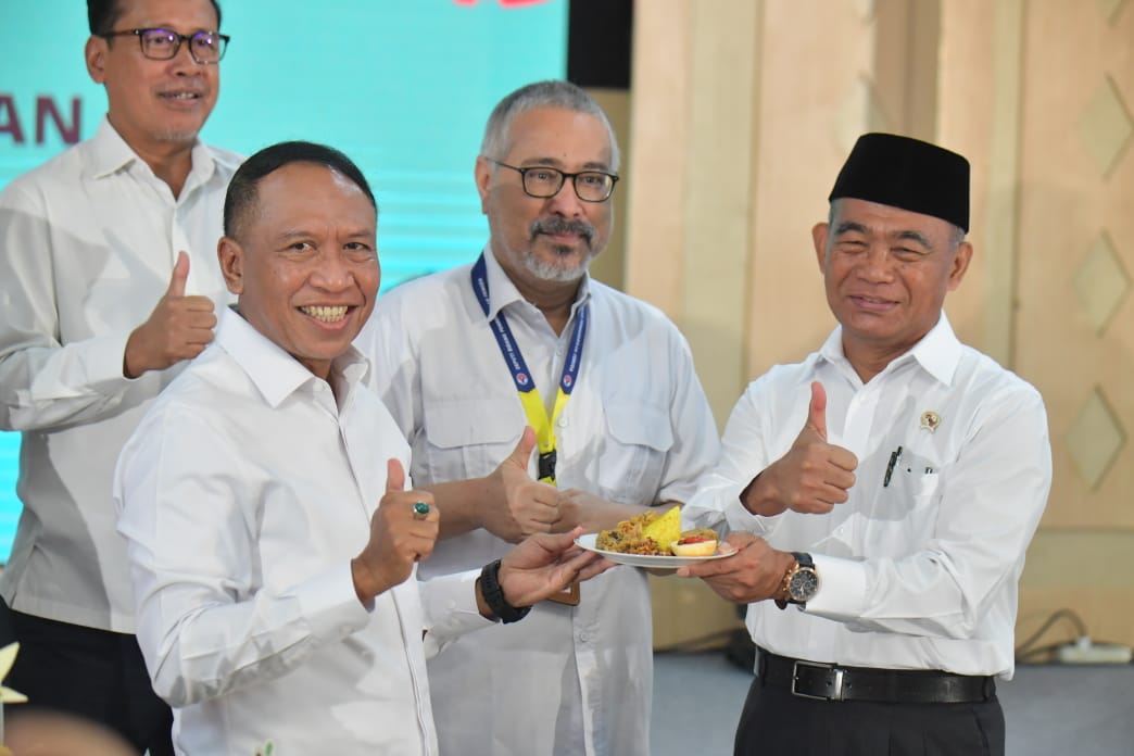 Pelaksana Tugas (Plt) Menteri Pemuda dan Olahraga Republik Indonesia (Menpora RI) Muhadjir Effendy (kanan) menyampaikan apresiasi dan ucapan terima kasih kepada Menpora periode 2019-2023 Zainudin Amali (kedua dari kiri) atas pengabdian dan prestasinya selama memimpin Kemenpora di Wisma Kemenpora, Kamis 16 Maret 2023.