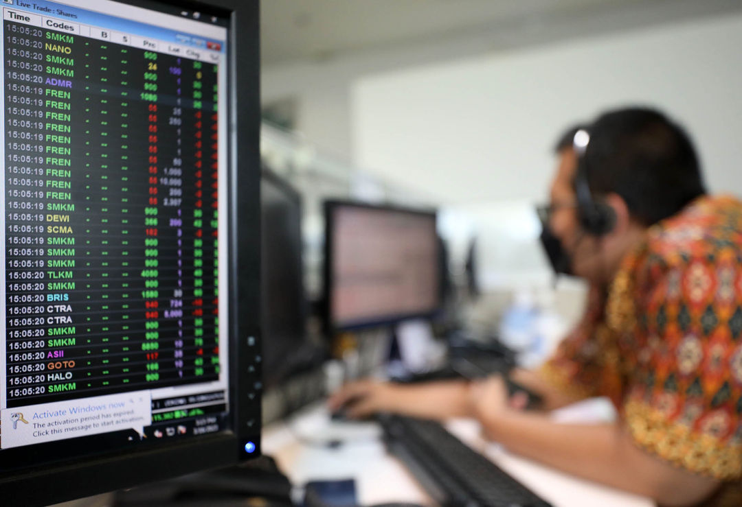 Karyawan mengamati pergerakan harga saham di Profindo Sekuritas, Jakarta, Kamis 16 Maret 2023. Hari ini (17/3) IHSG dibuka menguat 49,65 poin atau 0,76 persen ke posisi 6.615,3. Sementara itu kelompok 45 saham unggulan atau Indeks LQ45 naik 9,87 poin atau 1,09 persen ke posisi 917,3. Foto : Panji Asmoro/TrenAsia

