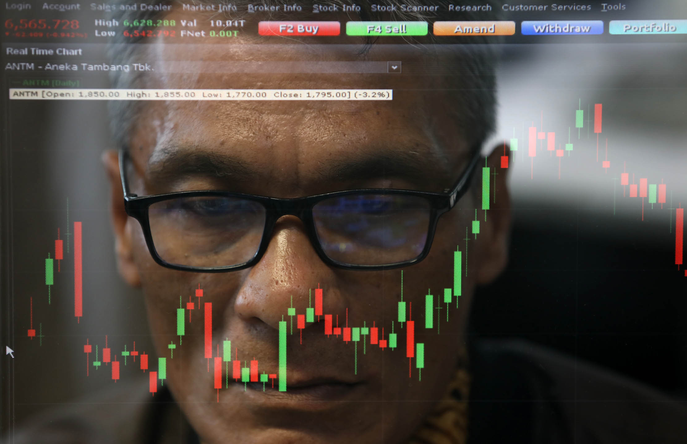 Karyawan mengamati pergerakan harga saham di Profindo Sekuritas, Jakarta, Kamis 16 Maret 2023. Hari ini (17/3) IHSG dibuka menguat 49,65 poin atau 0,76 persen ke posisi 6.615,3. Sementara itu kelompok 45 saham unggulan atau Indeks LQ45 naik 9,87 poin atau 1,09 persen ke posisi 917,3. Foto : Panji Asmoro/TrenAsia

