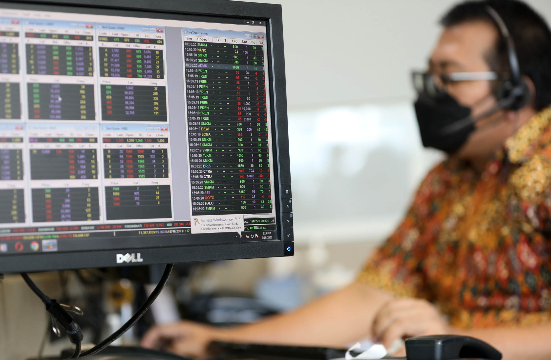 Karyawan mengamati pergerakan harga saham di Profindo Sekuritas, Jakarta, Kamis 16 Maret 2023. Hari ini (17/3) IHSG dibuka menguat 49,65 poin atau 0,76 persen ke posisi 6.615,3. Sementara itu kelompok 45 saham unggulan atau Indeks LQ45 naik 9,87 poin atau 1,09 persen ke posisi 917,3. Foto : Panji Asmoro/TrenAsia

