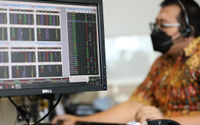 Karyawan mengamati pergerakan harga saham di Profindo Sekuritas, Jakarta, Kamis 16 Maret 2023. Hari ini (17/3) IHSG dibuka menguat 49,65 poin atau 0,76 persen ke posisi 6.615,3. Sementara itu kelompok 45 saham unggulan atau Indeks LQ45 naik 9,87 poin atau 1,09 persen ke posisi 917,3. Foto : Panji Asmoro/TrenAsia

