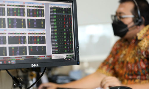 Karyawan mengamati pergerakan harga saham di Profindo Sekuritas, Jakarta, Kamis 16 Maret 2023. Hari ini (17/3) IHSG dibuka menguat 49,65 poin atau 0,76 persen ke posisi 6.615,3. Sementara itu kelompok 45 saham unggulan atau Indeks LQ45 naik 9,87 poin atau 1,09 persen ke posisi 917,3. Foto : Panji Asmoro/TrenAsia

