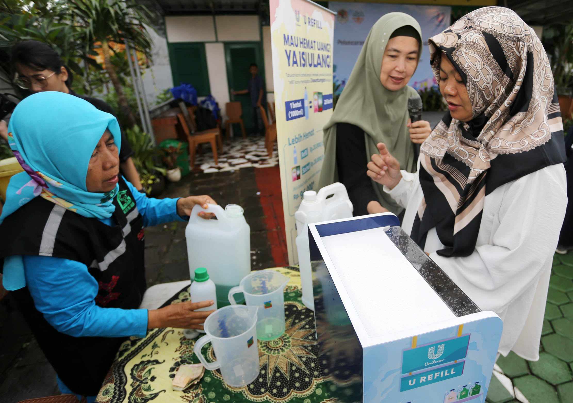 Nampak sejumlah warga saat mencoba melakukan aktifitas di Refill Station Bank Sampah binaan Unilever Indonesia di kawasan Tebet Jakarta. Saat ini fasilitas tersebut telah tersedia di 100 Bank Sampah binaan yang tersebar di wilayah Jabodetabek dan Surabaya. Foto : Panji Asmoro/TrenAsia