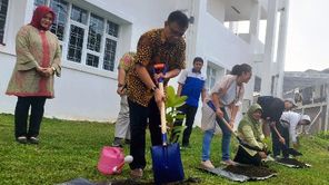 Bersinergi dengan Green Waqf, Paramadina Hijaukan Kampus Cipayung