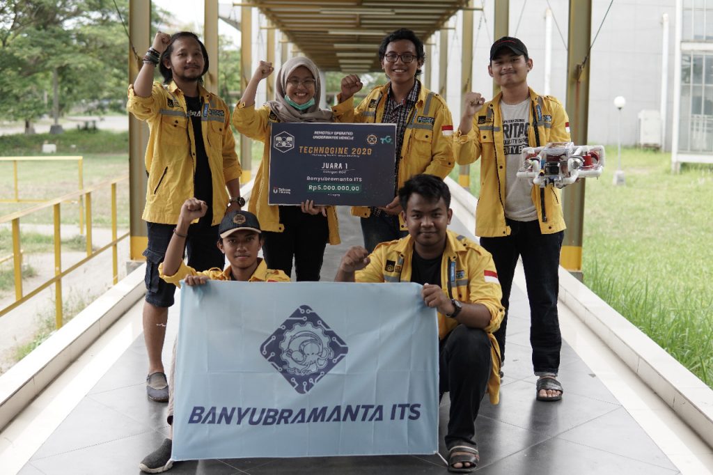 Salsa (dua dari kiri) bersama tim Banyubramanta ITS.
