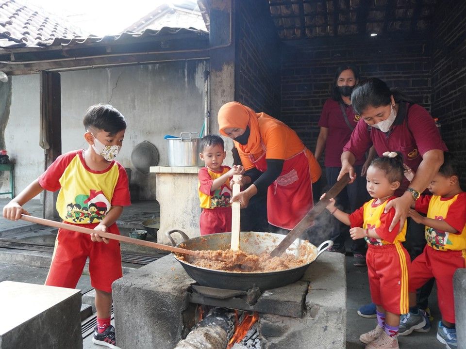 Anak-anak KB Kasih Ibu Ganjuran ikut merasakan sensasi memasak madumongso di Madumongso Bagaskoro.