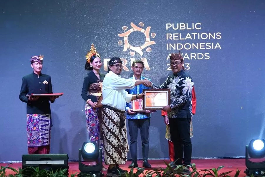 Kepala Dinas Komunikasi dan Informatika (Diskominfo) Surabaya M Fikser saat menerima penghargaan