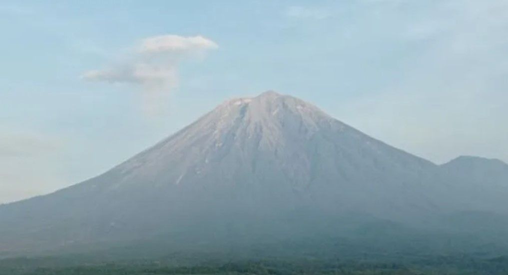 Petugas Pos Pengamatan Gunung Api (PPGA) Semeru kembali mencatat sebanyak dua kali getaran banjir lahar dingin di Gunung Semeru, Minggu (19/3).