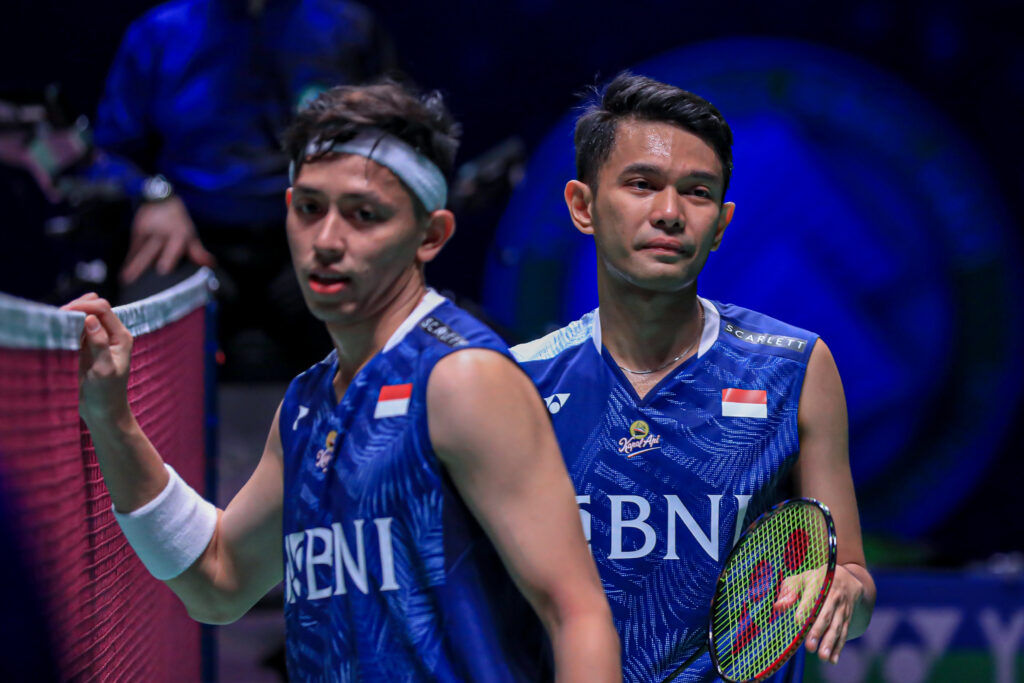 Ganda putra Indonesia, Fajar Alfian (kanan) dan M. Rian Ardianto tampak terharu usai menjuarai All England 2023, Minggu 19 Maret 2023 malam WIB.